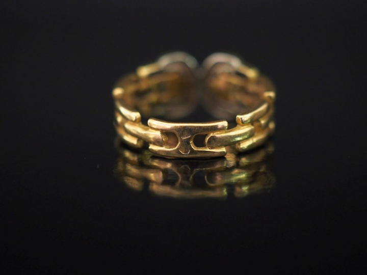 Bague deux tons d'or, à décor en son centre de deux "C" adossés et ser