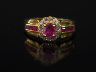 Vente aux enchères Bague en or jaune, à décor en son centre d'un motif de fleur serti d'u