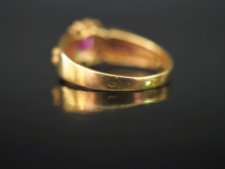 Bague en or jaune, à décor en son centre d'un motif de fleur serti d'u