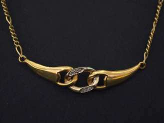Vente aux enchères Collier en or jaune, maille figaro, orné en son centre d'une motif ajo