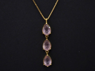 Vente aux enchères Chaine en or jaune, maille vénitienne, et son pendentif articulé de fo