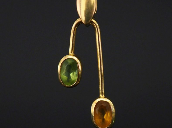 Pendentif en or jaune de forme asymétrique, serti de deux pierres de c