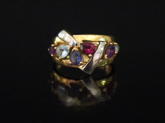 Vente aux enchères Bague ajourée deux tons d'or de forme stylisée, sertie de pierres de c
