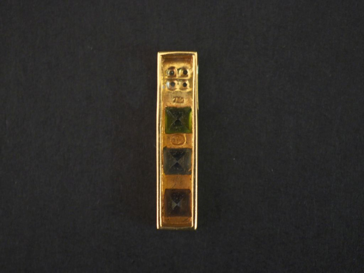 Pendentif de forme rectangulaire en or jaune, sertie de trois pierres 