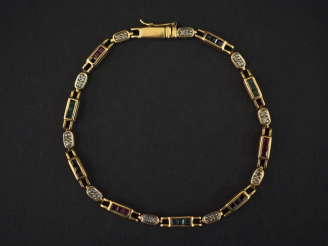 Vente aux enchères Bracelet articulé en or jaune 14k, composé de maillons sertis de petit