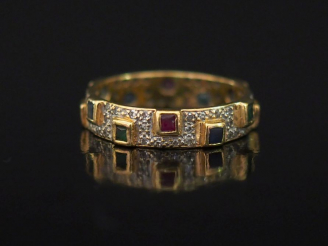 Vente aux enchères Bague jonc en or jaune, sertie sur tout le pourtour d'un pavage de pet