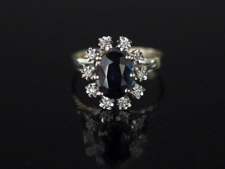 Bague de forme marguerite en or blanc, sertie en son centre d'un saphi
