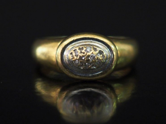 Vente aux enchères Bague dôme en or jaune, sertie de petits éclats de diamants. TDD. 49 P