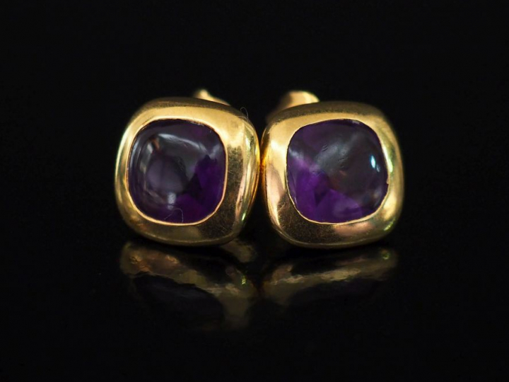NAÏA,  Paire de perces oreilles en or jaune, sertie en son centre d'un