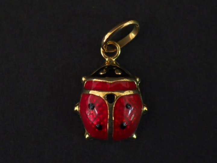 Pendentif en or jaune et émail noir et rouge en forme de coccinelle. H