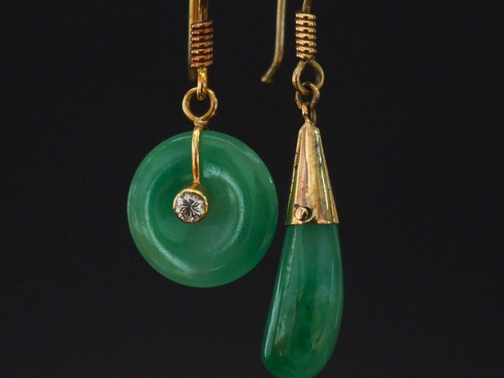 Ensemble comprenant deux différents perces oreilles en or jaune 14k et