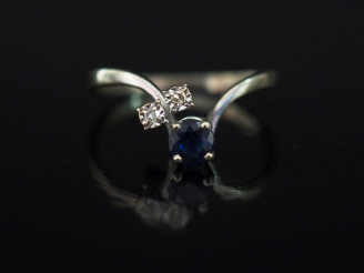 Vente aux enchères Bague de forme stylisée et mouvementée en or blanc, sertie de deux pet