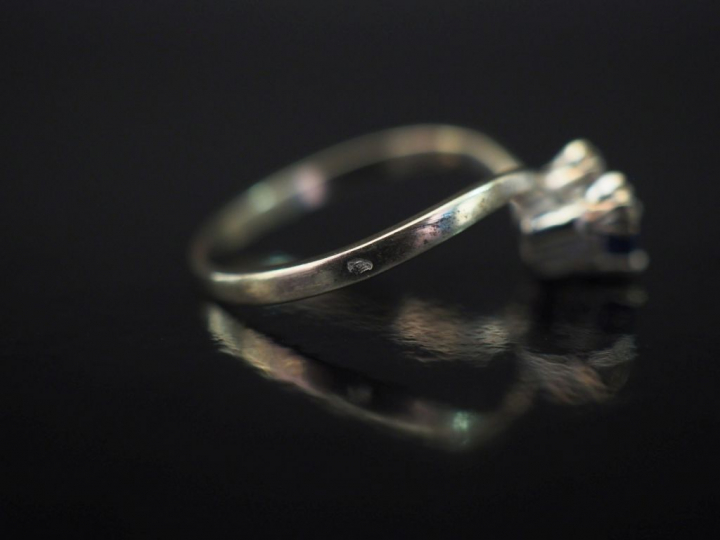 Bague de forme stylisée et mouvementée en or blanc, sertie de deux pet