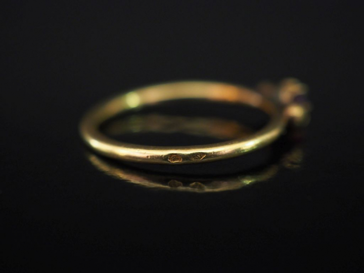 Petite bague en or jaune, sertie en son centre d'une pierre rose. TDD.