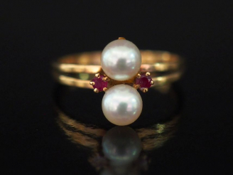 Vente aux enchères Bague en or jaune, sertie en son centre de deux perles blanches agréme