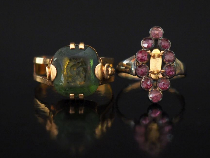 Ensemble comprenant :  - une bague en or jaune, sertie en son centre d