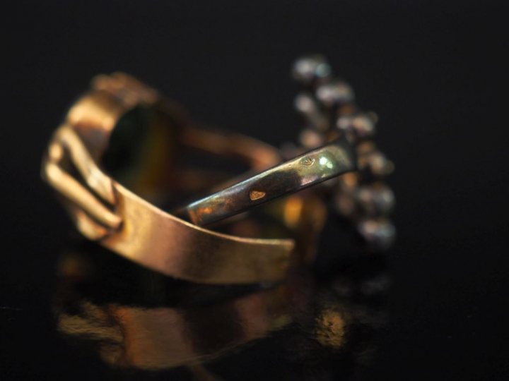 Ensemble comprenant :  - une bague en or jaune, sertie en son centre d