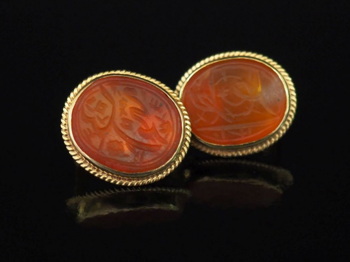 Paire de perces oreilles de forme ovale en or jaune 14k, sertis d'une 