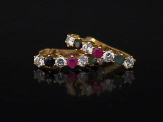 Vente aux enchères Paire de perces oreilles verticaux de forme bombée en or jaune, sertis