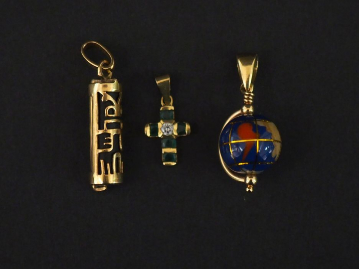 Ensemble comprenant :  - un pendentif en or jaune en forme de croix, s