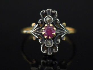 Vente aux enchères Bague en or jaune et argent, à décor ajouré de rinceaux et sertie en s