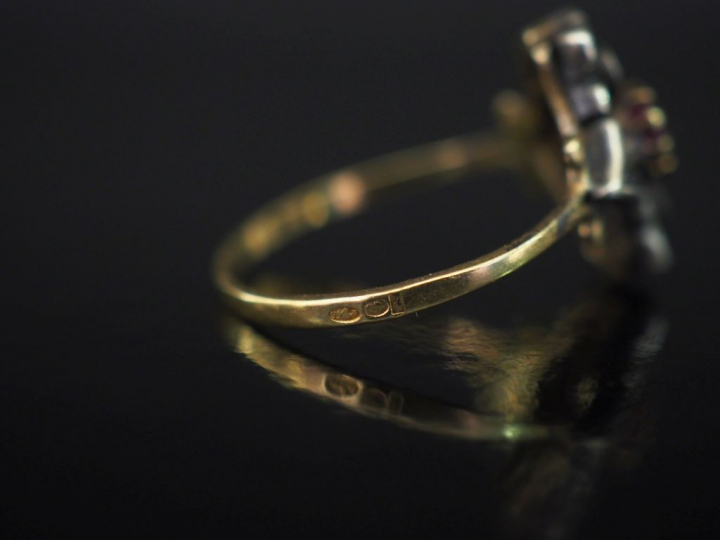 Bague en or jaune et argent, à décor ajouré de rinceaux et sertie en s