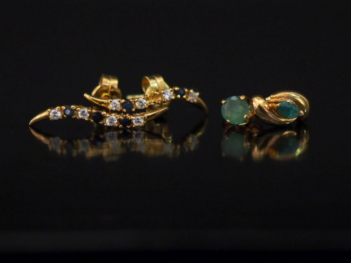 Ensemble comprenant :  - une paire de perces oreilles de forme mouveme