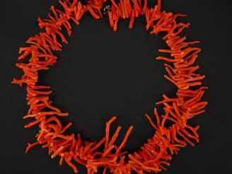 Vente aux enchères Collier composé de petites branches de corail. Fermoir en métal. Long.
