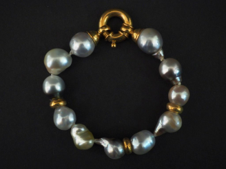 Vente aux enchères Bracelet en or jaune et perles de forme baroque. Long. 19,5 cm Poids t