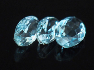 Vente aux enchères Trois béryl bleu sur papier.   