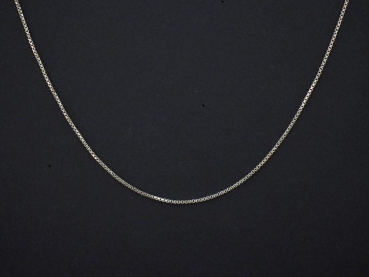 Chaine en argent, maille vénitienne.  Long. 45 cm Poids. 1,97 g   