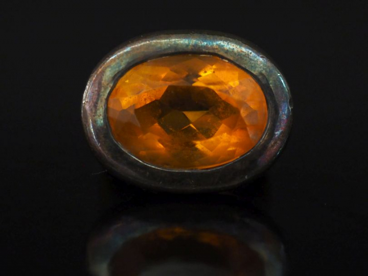 Bague en argent, poinçon Minerve, ornée en son centre d'une pierre jau