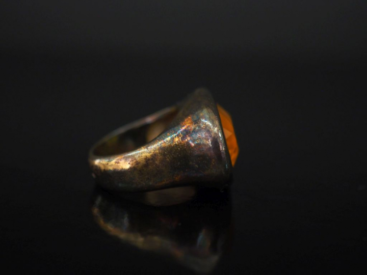 Bague en argent, poinçon Minerve, ornée en son centre d'une pierre jau