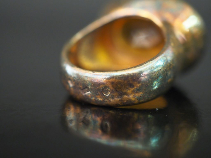 Bague en argent, poinçon Minerve, ornée en son centre d'une pierre jau