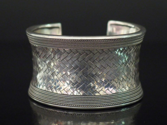 Vente aux enchères Large bracelet manchette en argent 925, à décor tressé au centre épaul