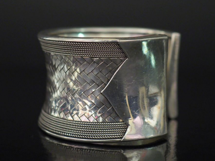 Large bracelet manchette en argent 925, à décor tressé au centre épaul