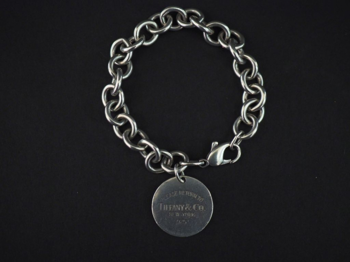 TIFFANY   Co Bracelet en argent, maille forçat, agrémenté d'une pendel