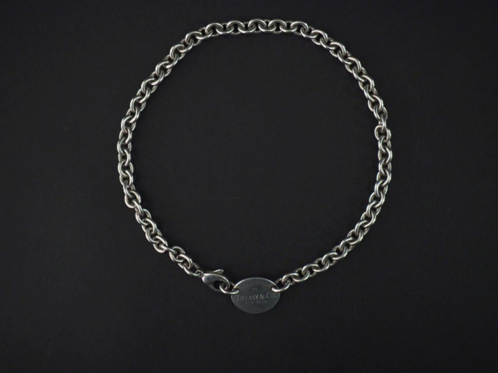 TIFFANY   Co Collier souple en argent, maille forçat, agrémenté d'un m