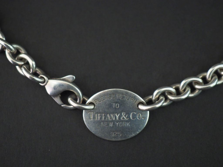 TIFFANY   Co Collier souple en argent, maille forçat, agrémenté d'un m