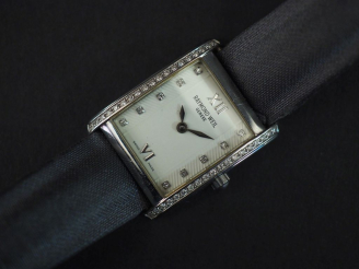 Vente aux enchères Raymond WEIL, Genève Montre en acier et deux lignes de petits diamant.