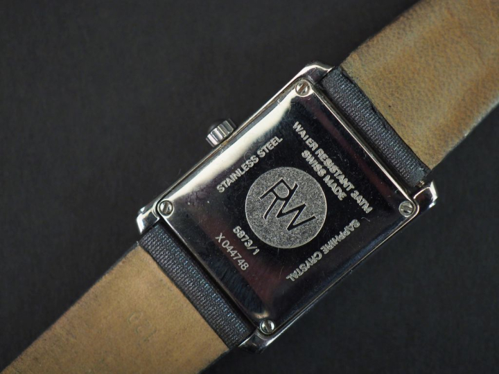 Raymond WEIL, Genève Montre en acier et deux lignes de petits diamant.