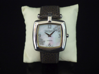 Vente aux enchères SAINT HONORE, Paris Montre bracelet de femme en acier.  Cadran de form