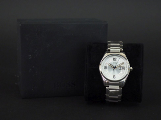 Vente aux enchères Hugo BOSS,  Montre bracelet en acier.  Cadran rond à chiffres arabes e