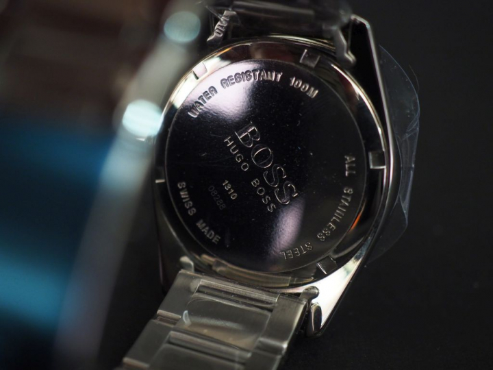 Hugo BOSS,  Montre bracelet en acier.  Cadran rond à chiffres arabes e