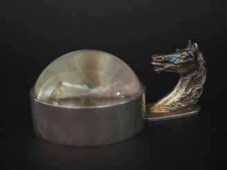 Vente aux enchères HERMES, Paris Loupe presse-papier, modèle "Tête de cheval" en métal ar