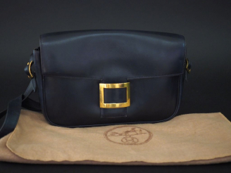 Vente aux enchères HERMES, Paris Sac bandoulière vintage en cuir bleu marine.  Fermeture 