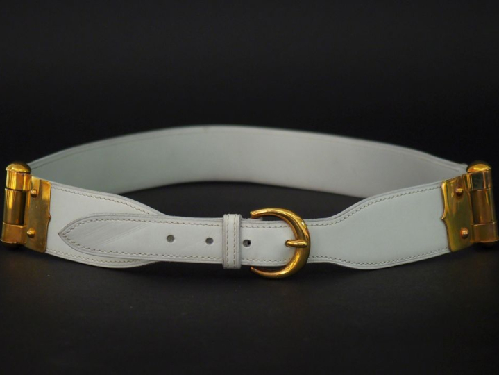 HERMES, Paris Ceinture en cuir blanc, à boucle doré.  Signée.  Long. 8