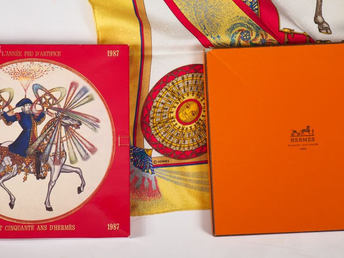 HERMES, Paris Carré en soie polychrome, modèle "Feux d'artifice".  Des