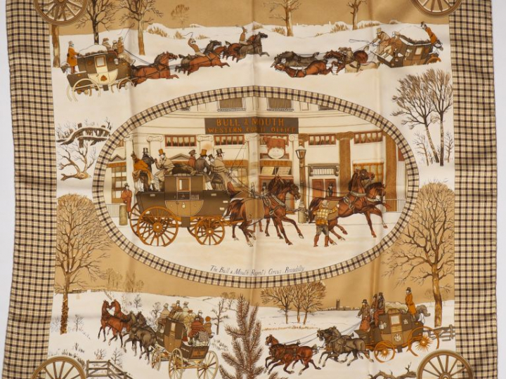 HERMES, Paris Carré en soie polychrome, modèle "L'hiver en poste". Des