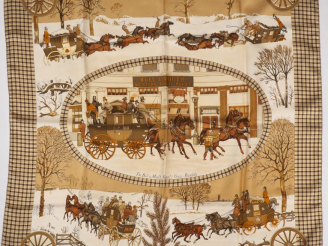 Vente aux enchères HERMES, Paris Carré en soie polychrome, modèle "L'hiver en poste". Des